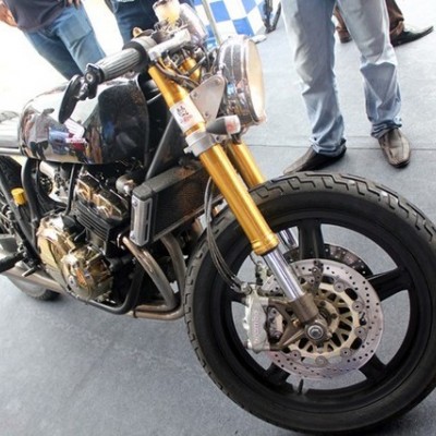 Honda CB400 đời cũ lột xác với nhiều chi tiết mạ vàng