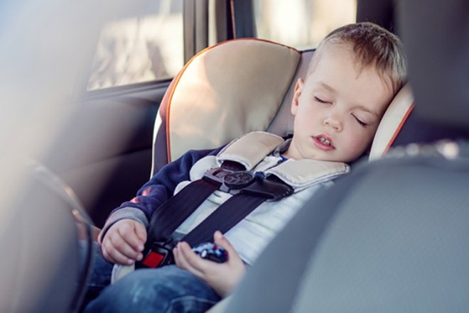 Ngủ trên xe hơi rất nguy hiểm và những kiến thức cần biết cho trẻ khi bị nhốt trong xe.
