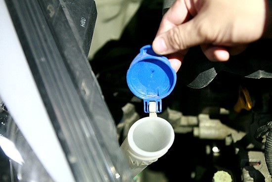 Làm thế nào để thêm và thay nước rửa kính ô tô